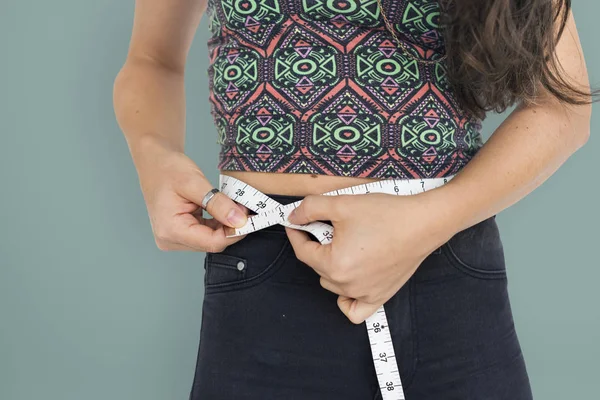 Mujer que mide la longitud de la cintura — Foto de Stock