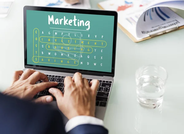 İşadamı elleri dizüstü bilgisayarda klavyede yazıyor.