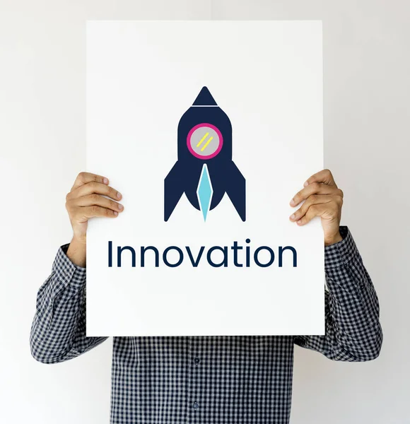 Kağıt afiş tutan kişi