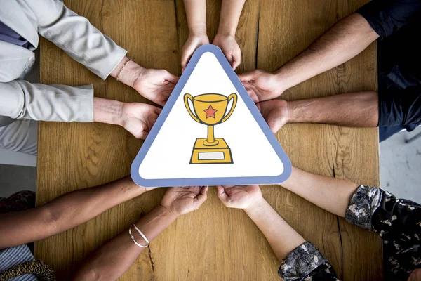 İnsanlar holding afiş