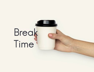 Kadın sıcak kahve fincanı tutun