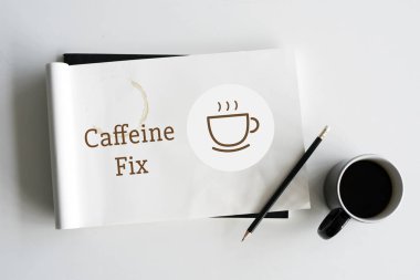 boyama kitabı ve kahve fincanı