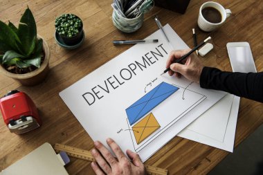 afiş çalışan eller