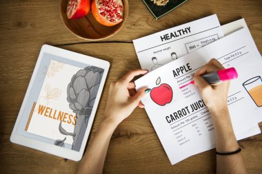 Kadın dijital tablet ile planı yapma