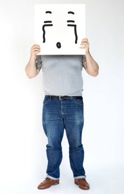 yüz ağlama ile afiş tutan adam 