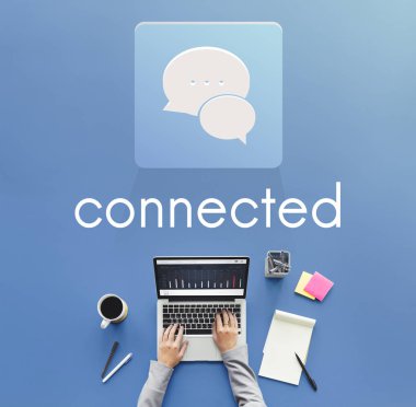 dizüstü bilgisayar ile masada çalışan kişi