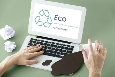 Çalışma alanı ile modern dizüstü