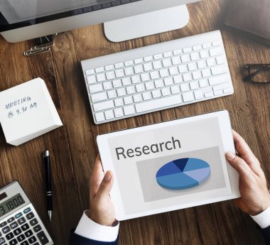 Dijital tablet kullanan işadamı