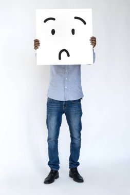 afiş ile karışık yüz tutan adam