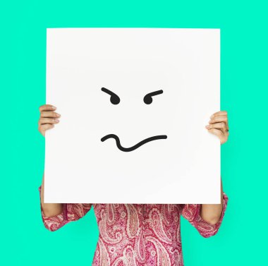 Beyaz afişini suratla kapsayan kişi 