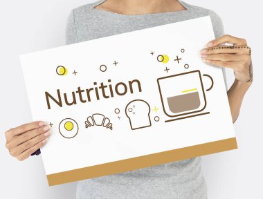 Kadın afişini tutar 