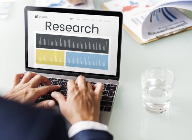 İşadamı elleri dizüstü bilgisayarda klavyede yazıyor.