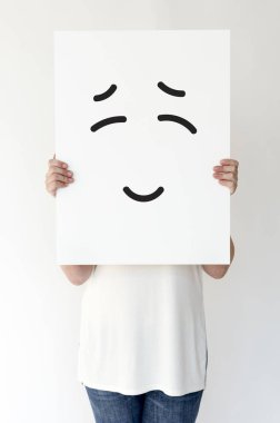 Kağıt afiş tutan kişi