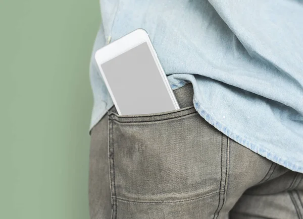 Osoba s smartphone v kapse. — Stock fotografie