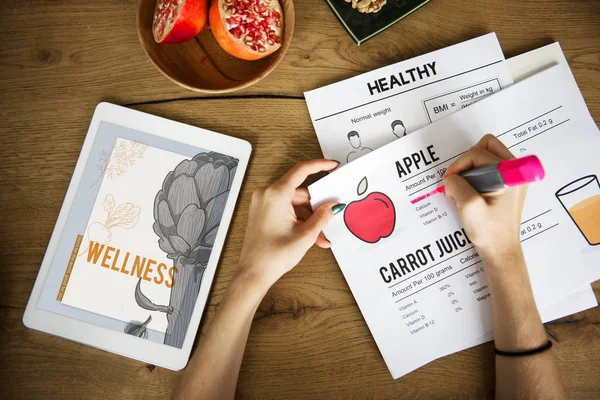 Kadın dijital tablet ile planı yapma