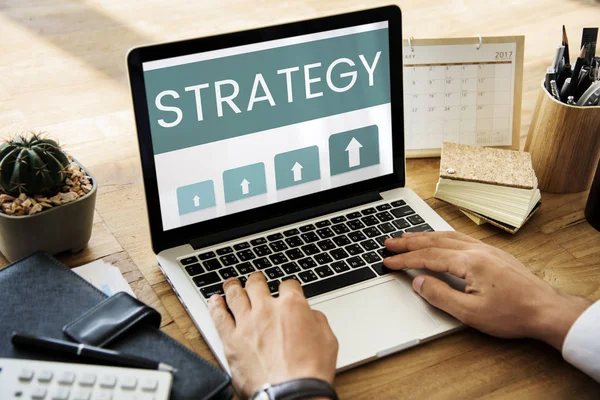 Dizüstü bilgisayarda yazan erkek eller