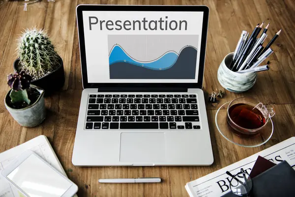 Açık tablo üstünde laptop