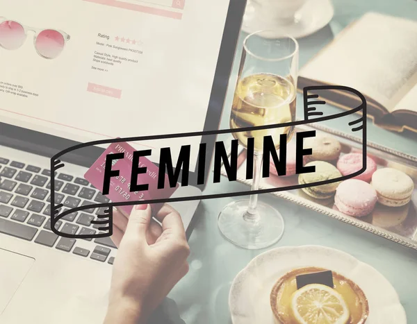 Dizüstü bilgisayarla çalışan kadın