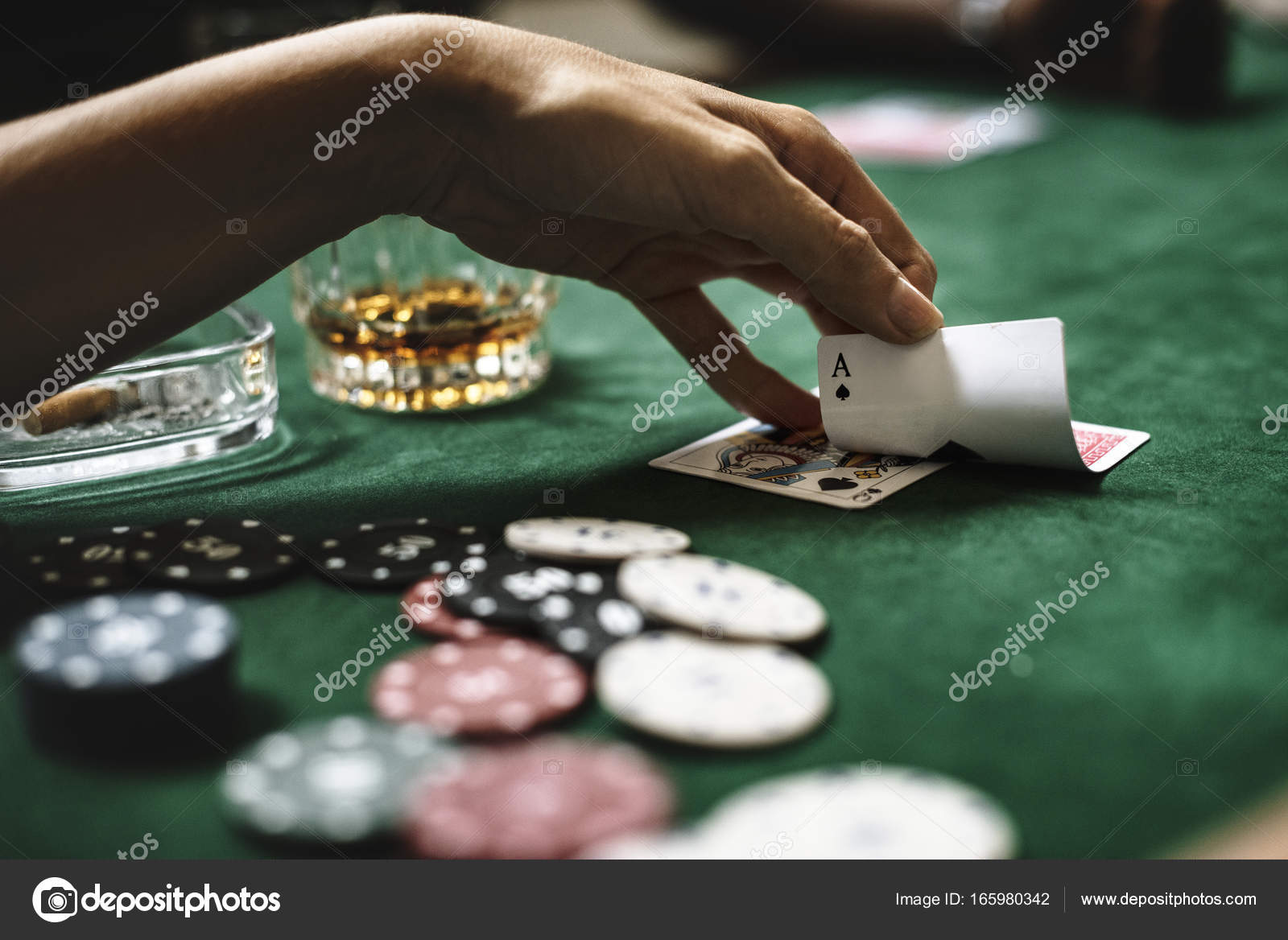 Grupo Pessoas Jogando Poker Com Cartas Mesa Com Bebidas Dinheiro