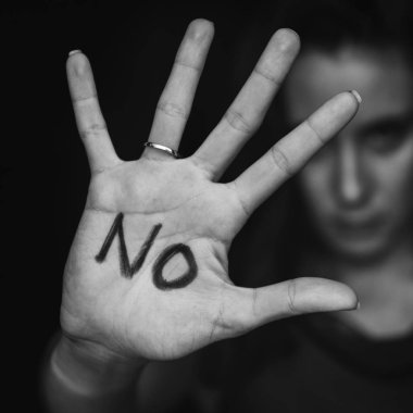 Bir düğüm bağlı ipi tutan insanlar