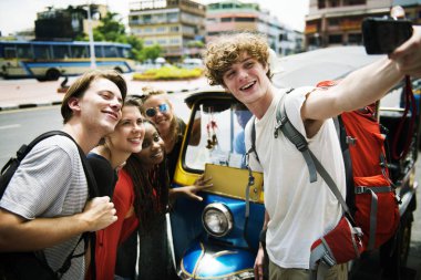 Beyaz turist selfie alarak 