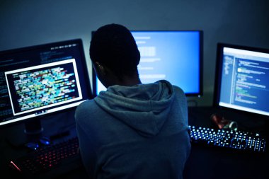 Bilgisayarda çalışan hacker arkadan görünüş