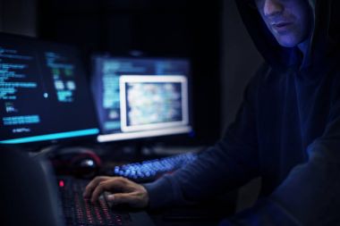Bilgisayarda çalışan hacker adam