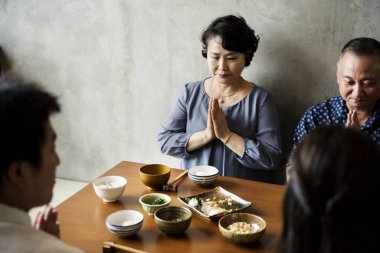Japon aile mutluluk ile birlikte yemek