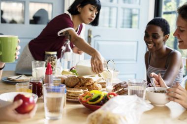 birlikte kahvaltı kadınlar
