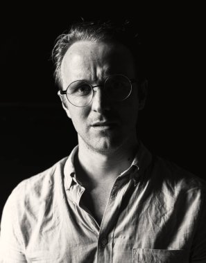 Bir düğüm bağlı ipi tutan insanlar