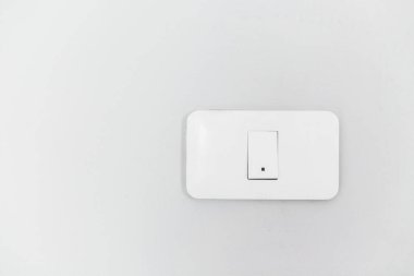 Beyaz arka plan üzerinde anahtarı tedarik