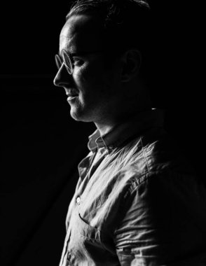 Cuacasian adam sinir acı pişmanlık vurguladı