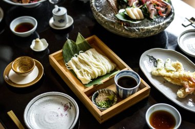 Restoran hizmeti ayarı ile tablo
