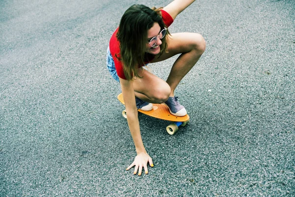 Donna godendo sketeboard — Foto Stock