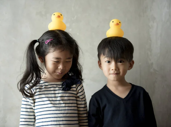 Japonês irmão jogar juntos felicidade — Fotografia de Stock