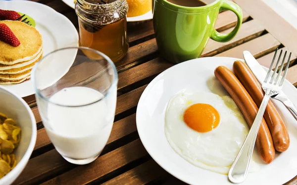 Ovo frito com salsichas como café da manhã — Fotografia de Stock