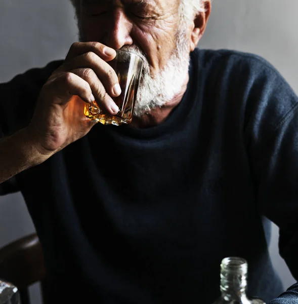 Oudere man drinken van whisky — Stockfoto