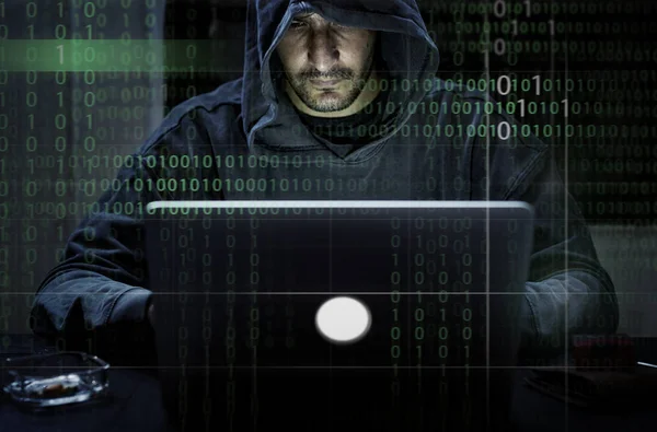 Hacker hacken een codering cyberspace-informatie — Stockfoto