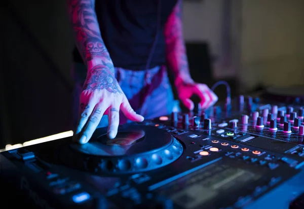 Dj trabajando en la estación del mezclador de sonido — Foto de Stock