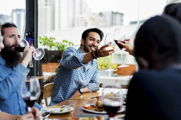 Menschen bejubeln gemeinsam ein Weinglas — Stockfoto