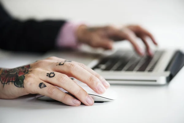 Ręce, wpisując na klawiaturze komputera — Zdjęcie stockowe