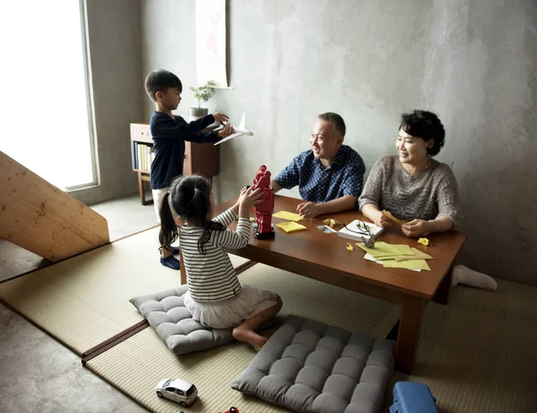 Japanisches Familienessen mit Glück — Stockfoto