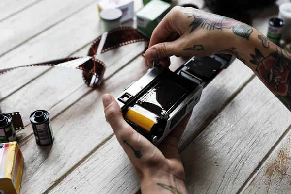 Руки Татуировкой Устанавливающие Фильмленты Камеру — стоковое фото