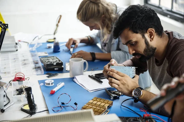 Zespół Techników Elektroniki Pracuje Części Komputerowe — Zdjęcie stockowe