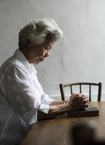 Starší žena se modlí — Stock fotografie