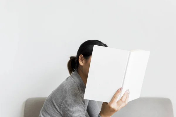 Asijské Žena Čtení Životní Styl Doma — Stock fotografie