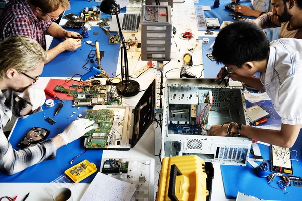 Equipo Técnicos Electrónica Que Trabaja Piezas Computadora —  Fotos de Stock