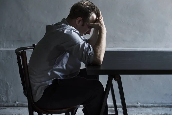 Homem caucasiano e problemas de stress — Fotografia de Stock