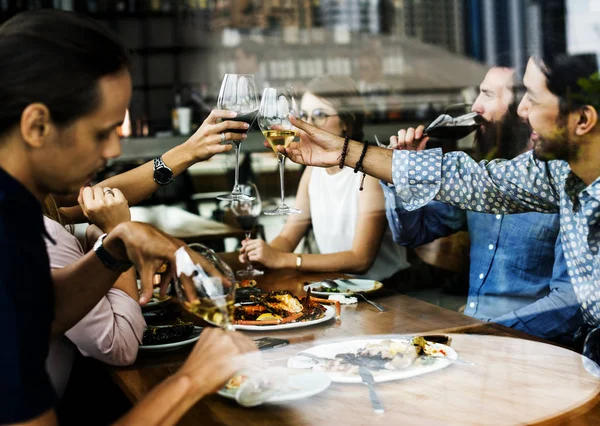 Люди вместе пьют бокалы. — стоковое фото