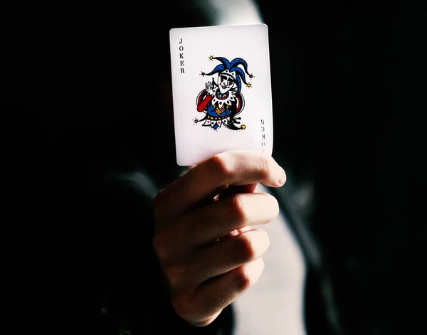Ręka trzyma karty joker — Zdjęcie stockowe